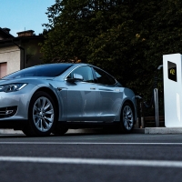 tesla_javna_polnilna_postaja_1.jpg