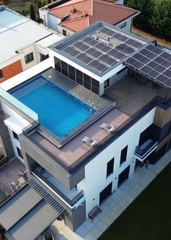 Sistemi fotovoltaik  Hibrid me fuqi 11.78 kWp ne shtepi private.