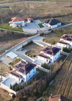 Tri shtëpi private - Suharekë
